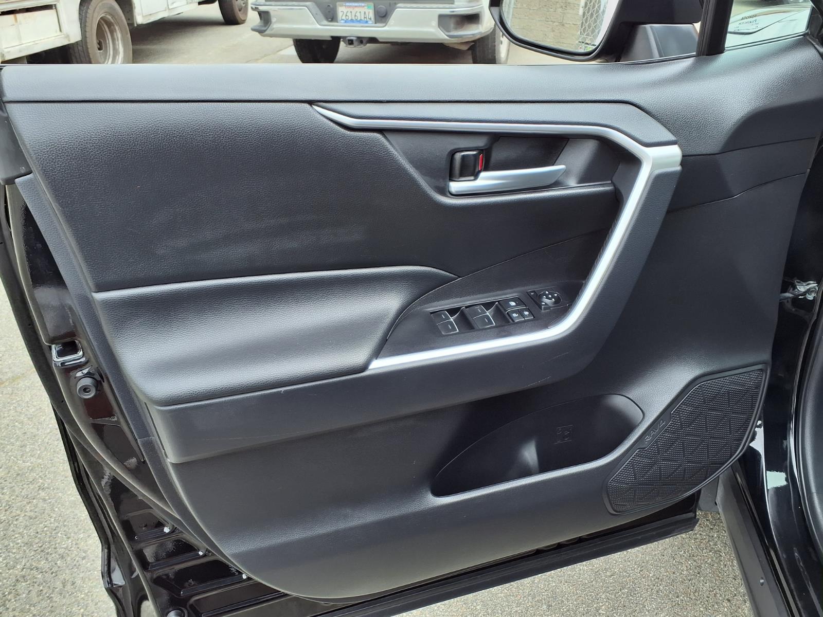 2025 Toyota RAV4 XLE - Photo 15