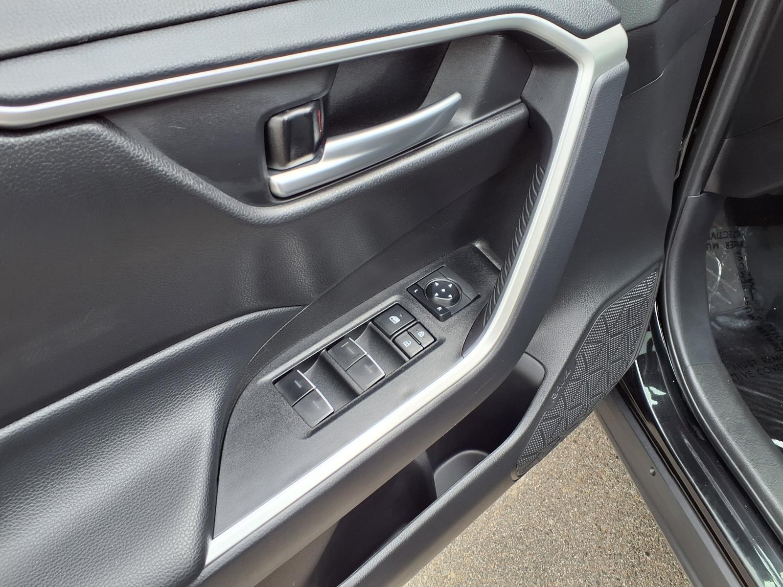 2025 Toyota RAV4 XLE - Photo 16