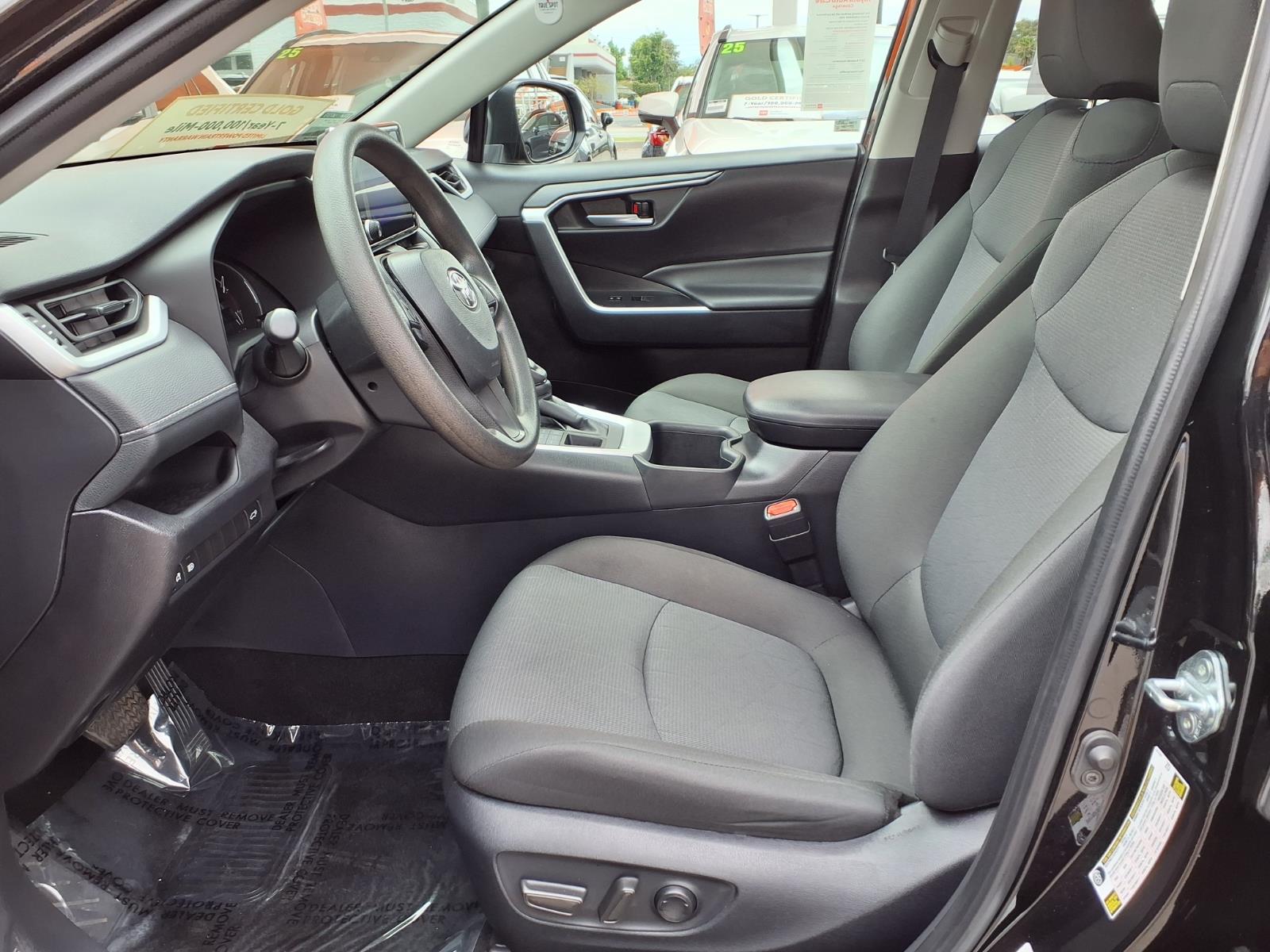 2025 Toyota RAV4 XLE - Photo 17