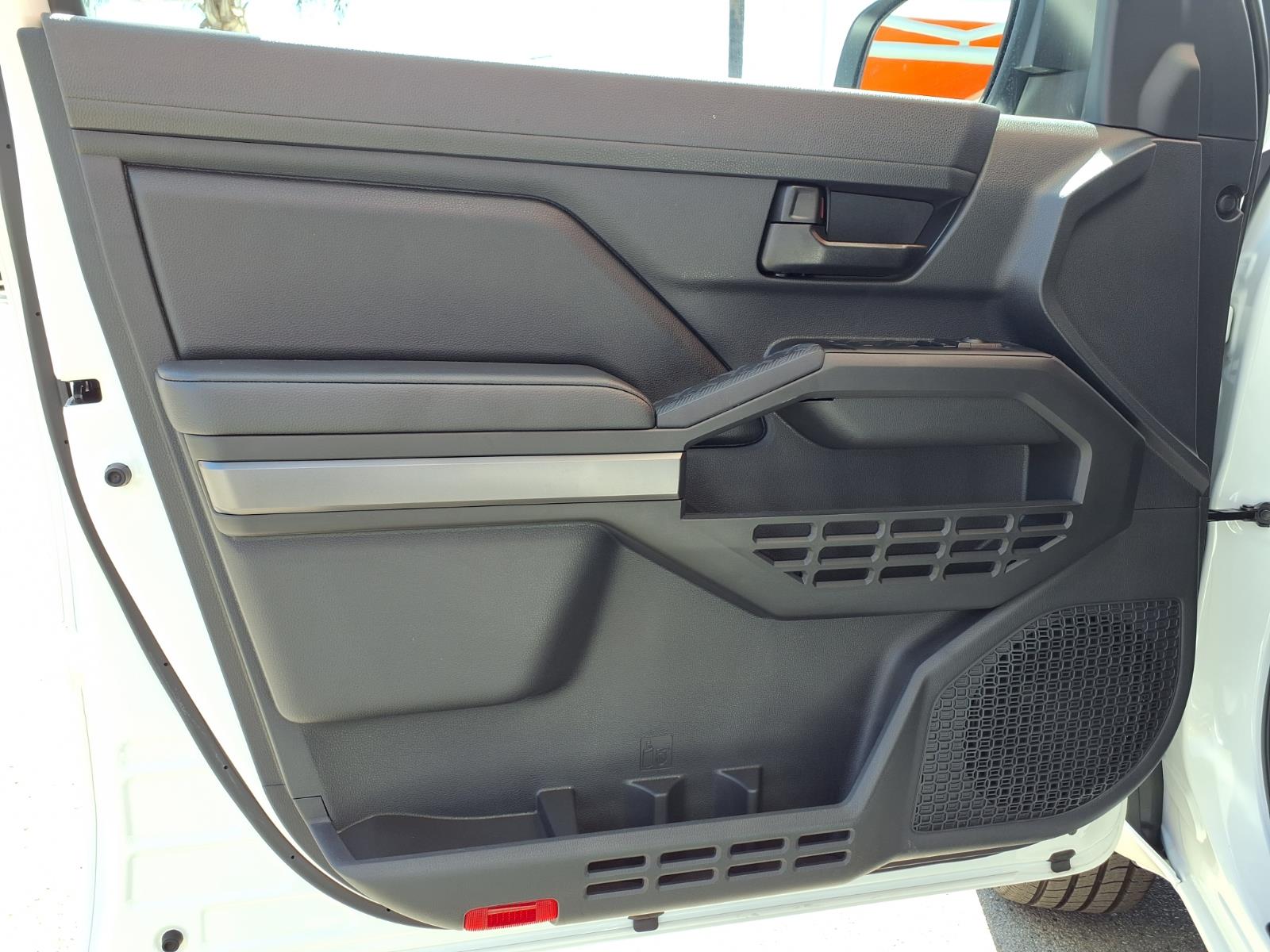 2025 Toyota Tacoma SR5 - Photo 17