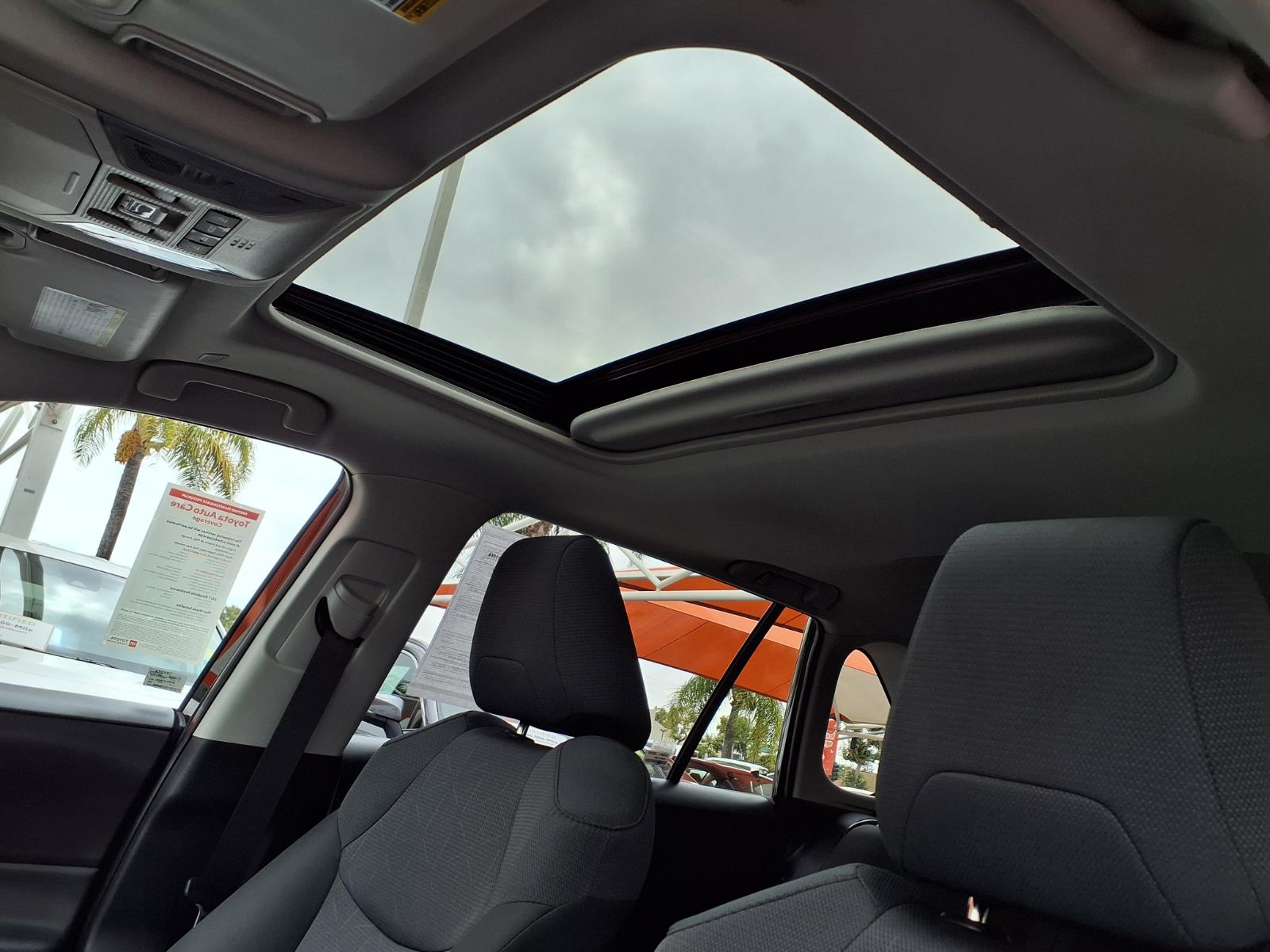 2025 Toyota RAV4 XLE - Photo 18