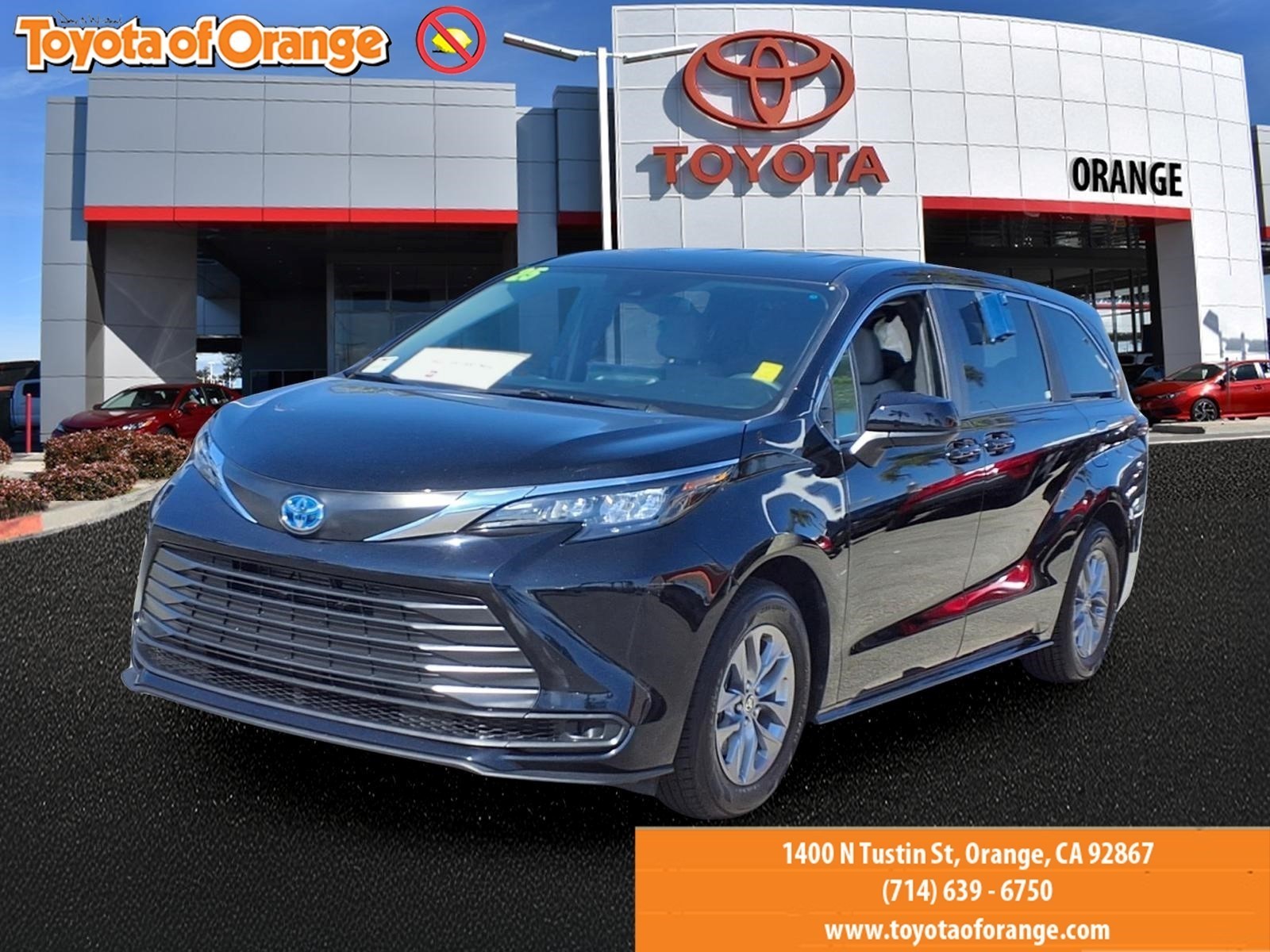 2025 Toyota Sienna LE 8-Passenger Hybrid FWD's photo