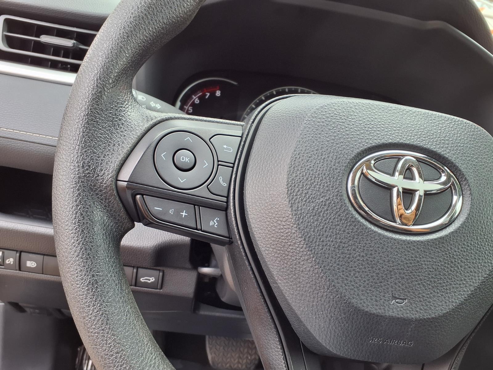 2025 Toyota RAV4 XLE - Photo 22