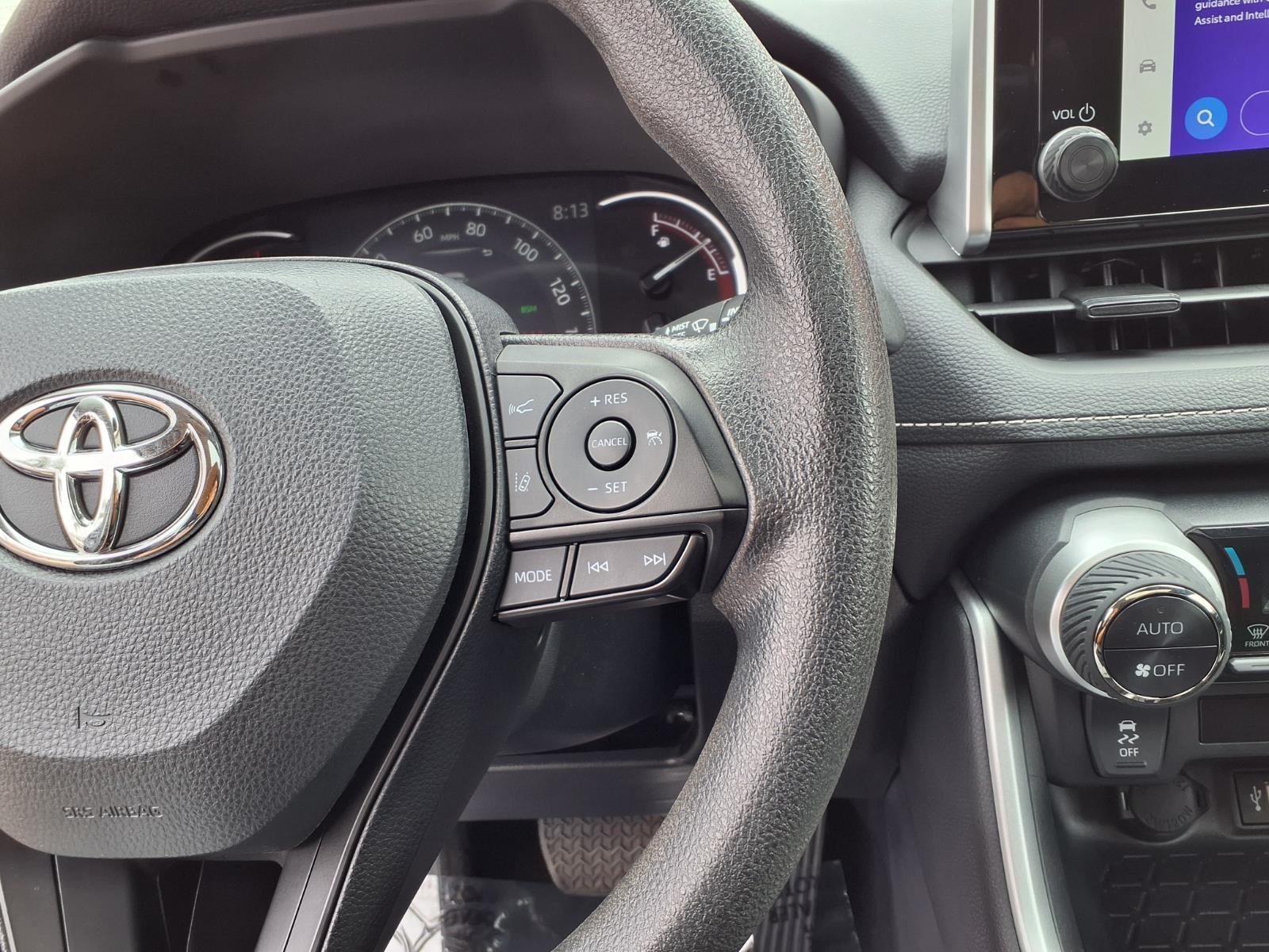 2025 Toyota RAV4 XLE - Photo 23