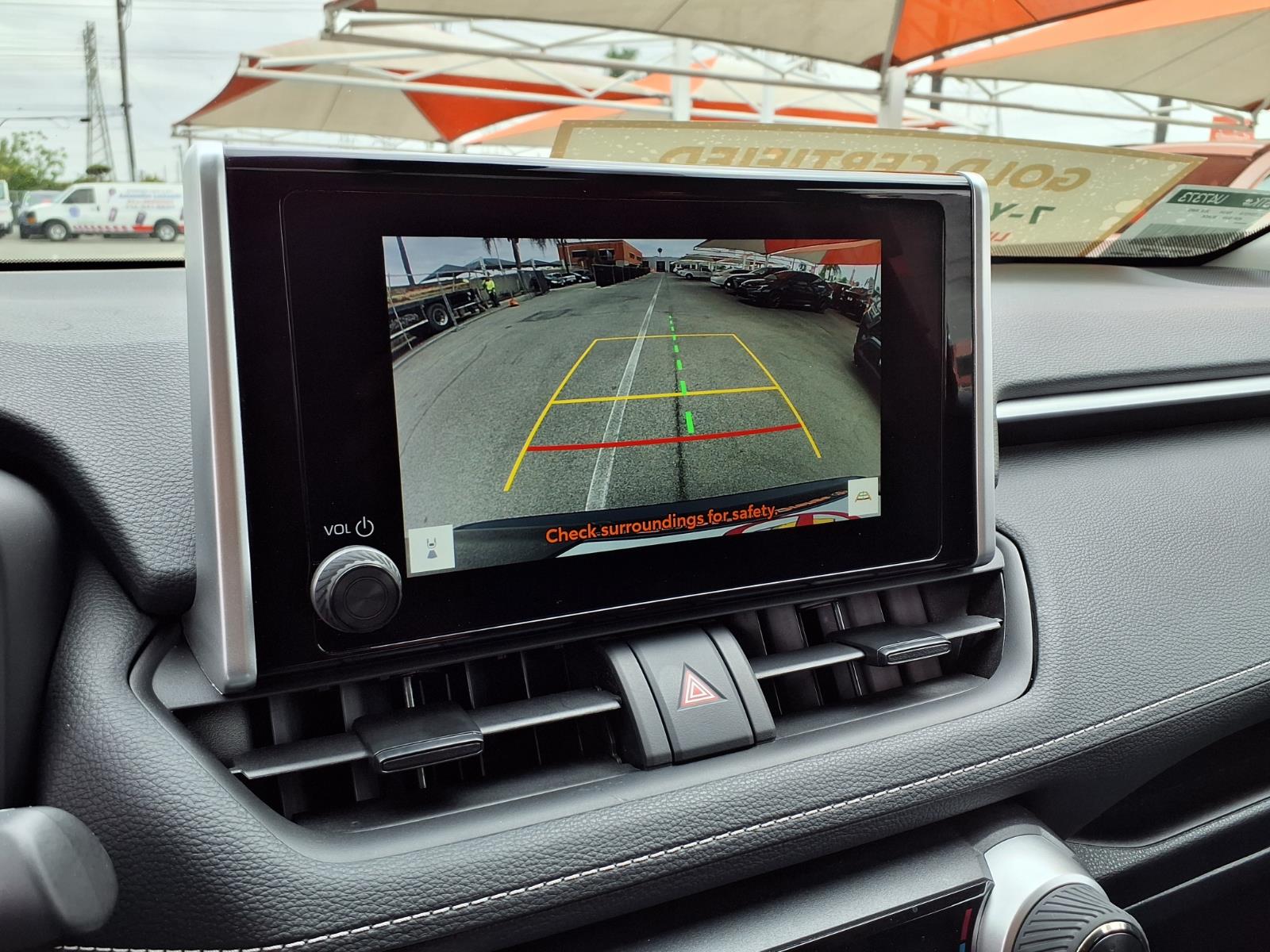 2025 Toyota RAV4 XLE - Photo 25