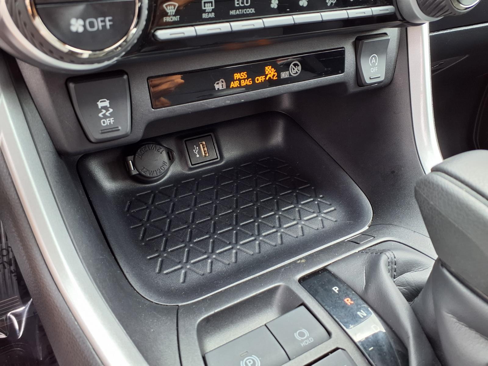2025 Toyota RAV4 XLE - Photo 26