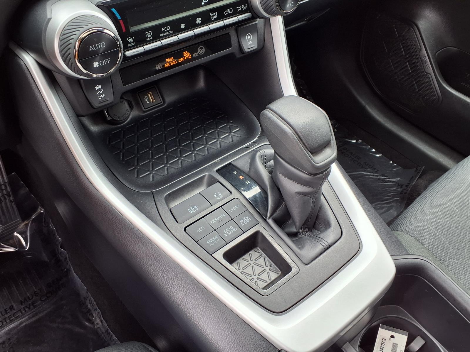 2025 Toyota RAV4 XLE - Photo 27