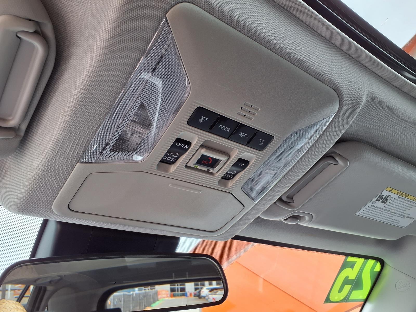2025 Toyota RAV4 XLE - Photo 28