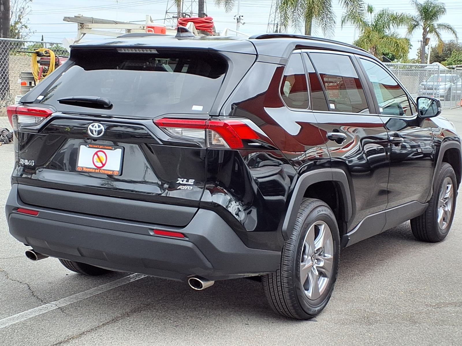 2025 Toyota RAV4 XLE - Photo 6