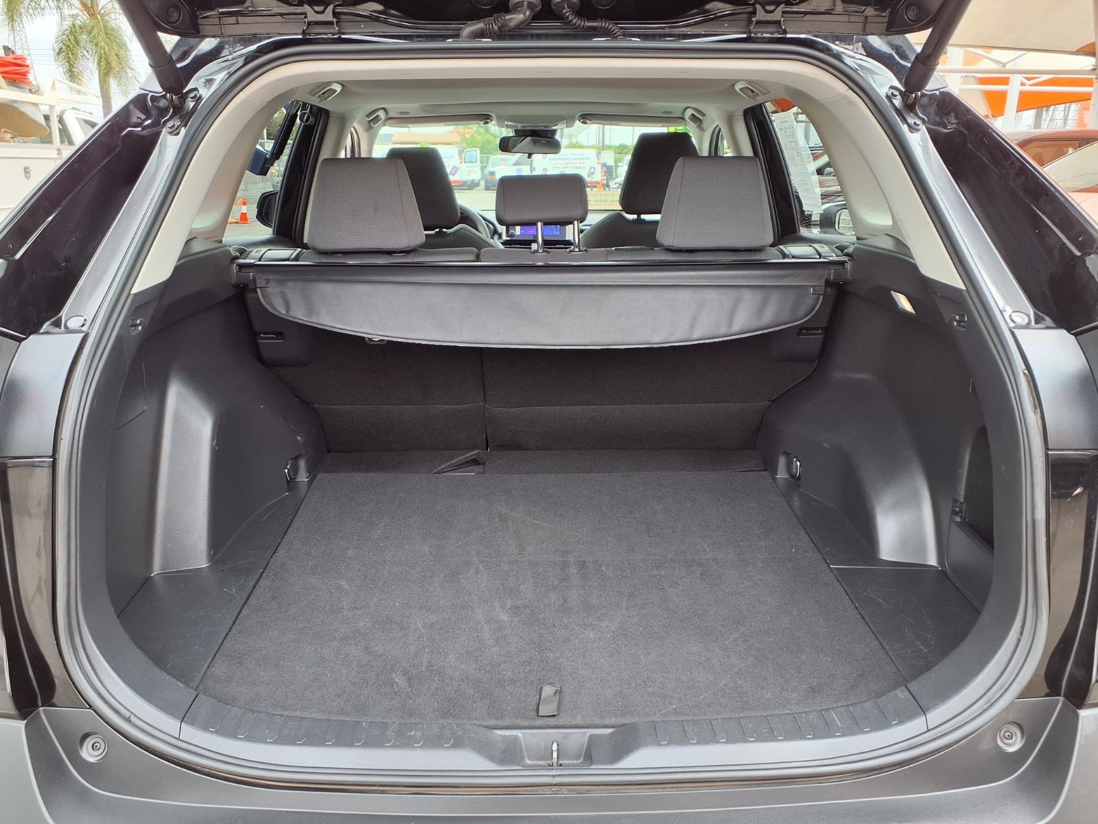 2025 Toyota RAV4 XLE - Photo 7