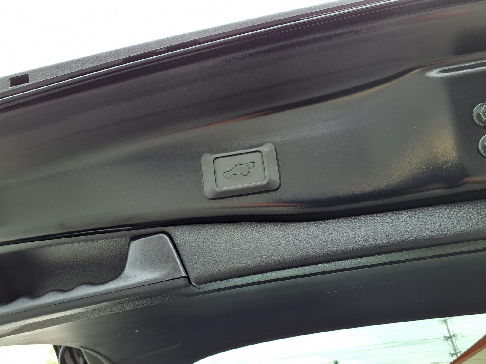 2025 Toyota RAV4 XLE - Photo 8