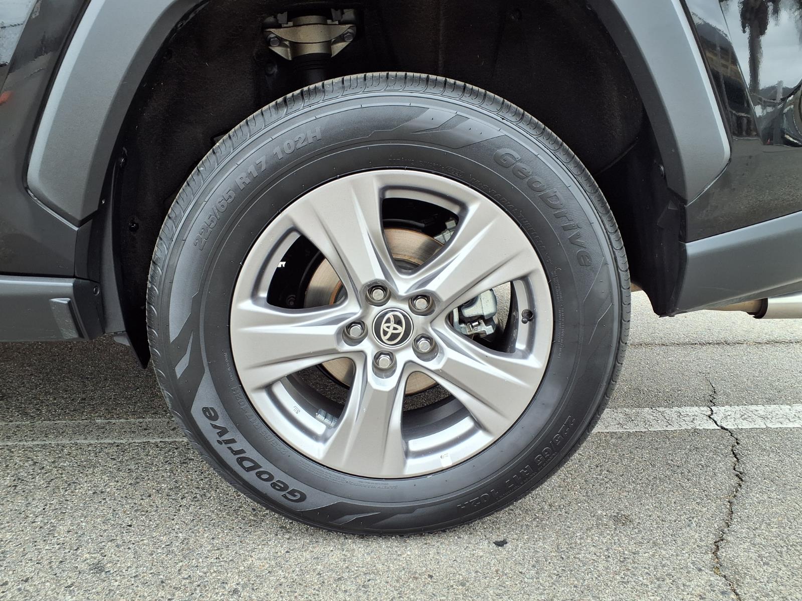 2025 Toyota RAV4 XLE - Photo 9