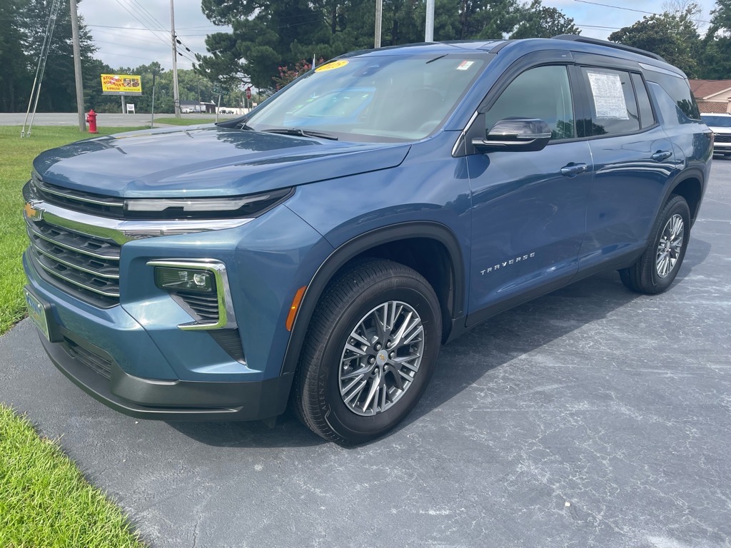 2025 Chevrolet Traverse LT