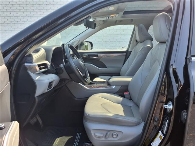 2022 Toyota Highlander Hybrid Platinum