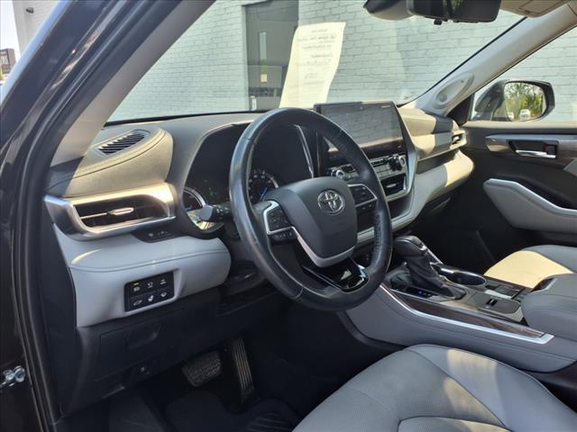 2022 Toyota Highlander Hybrid Platinum