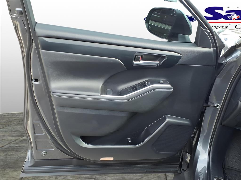 Used Car 2024 Toyota Highlander  Xle For Sale Under $40,000 In Bastrop, Texas