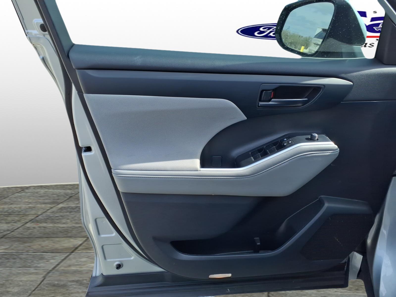 Used Car 2023 Toyota Highlander Hybrid  Le For Sale Under $35,000 In Bastrop, Texas