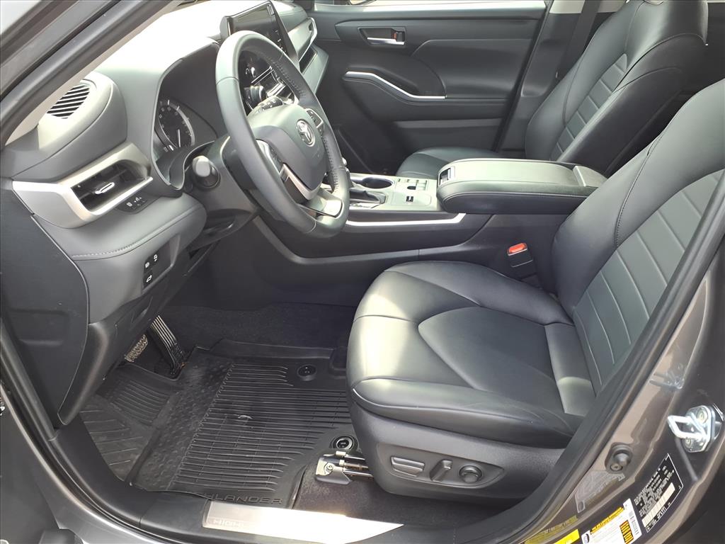 Used Car 2024 Toyota Highlander  Xle For Sale Under $40,000 In Bastrop, Texas
