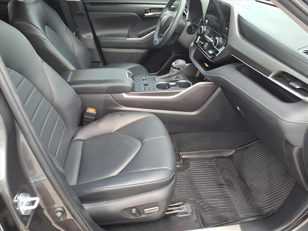 Used Car 2024 Toyota Highlander  Xle For Sale Under $40,000 In Bastrop, Texas