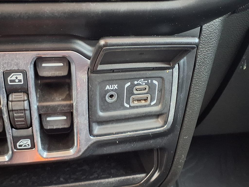 Used Car 2022 Jeep Gladiator  Willys For Sale Under $35,000 In Bastrop, Texas