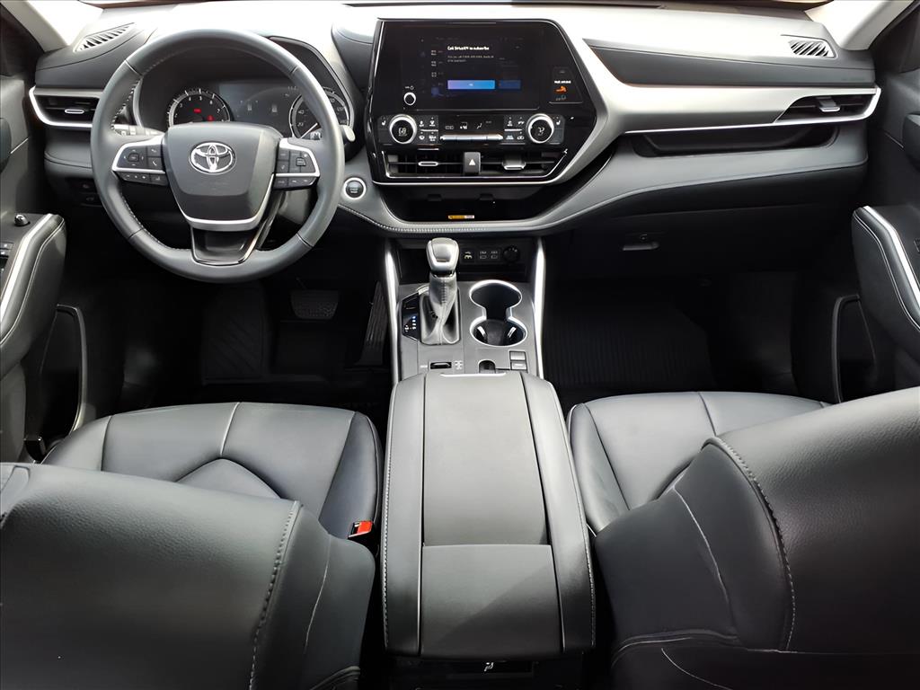 Used Car 2024 Toyota Highlander  Xle For Sale Under $40,000 In Bastrop, Texas