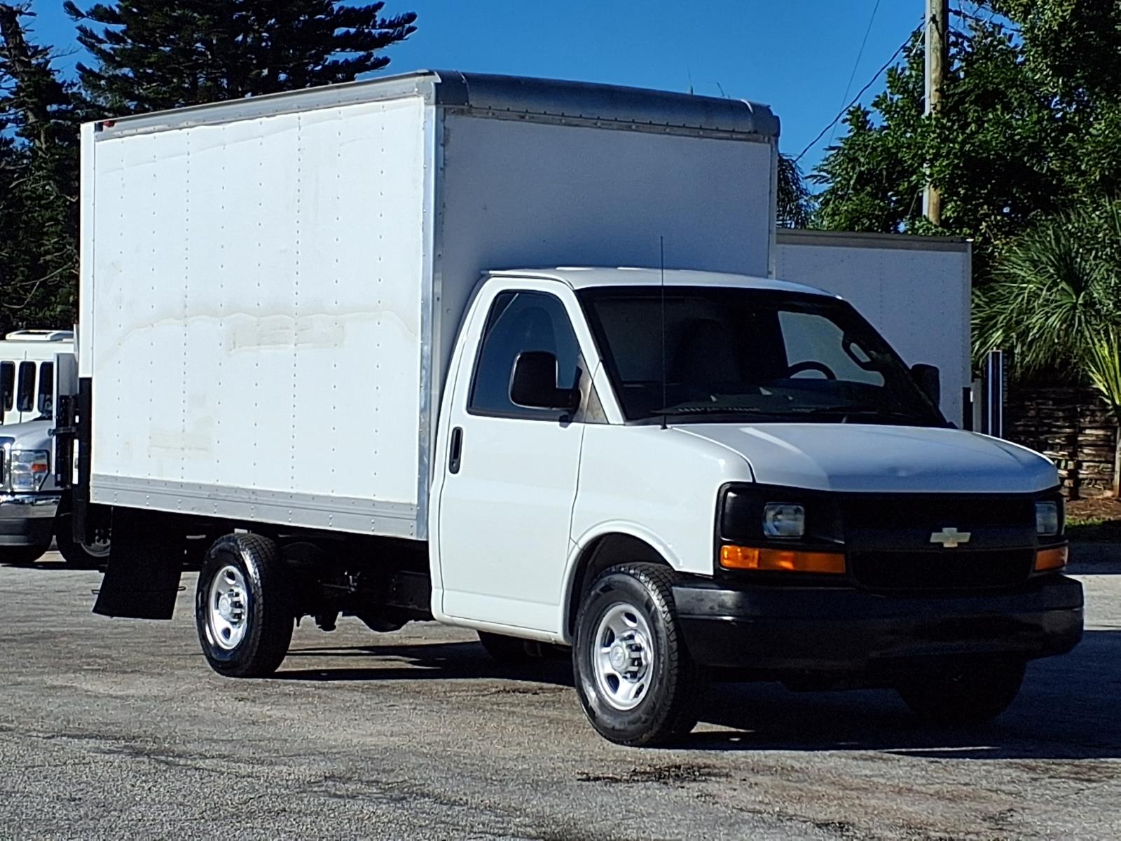 2017 Chevrolet Express 3500 12' Box Van w/Liftgate
