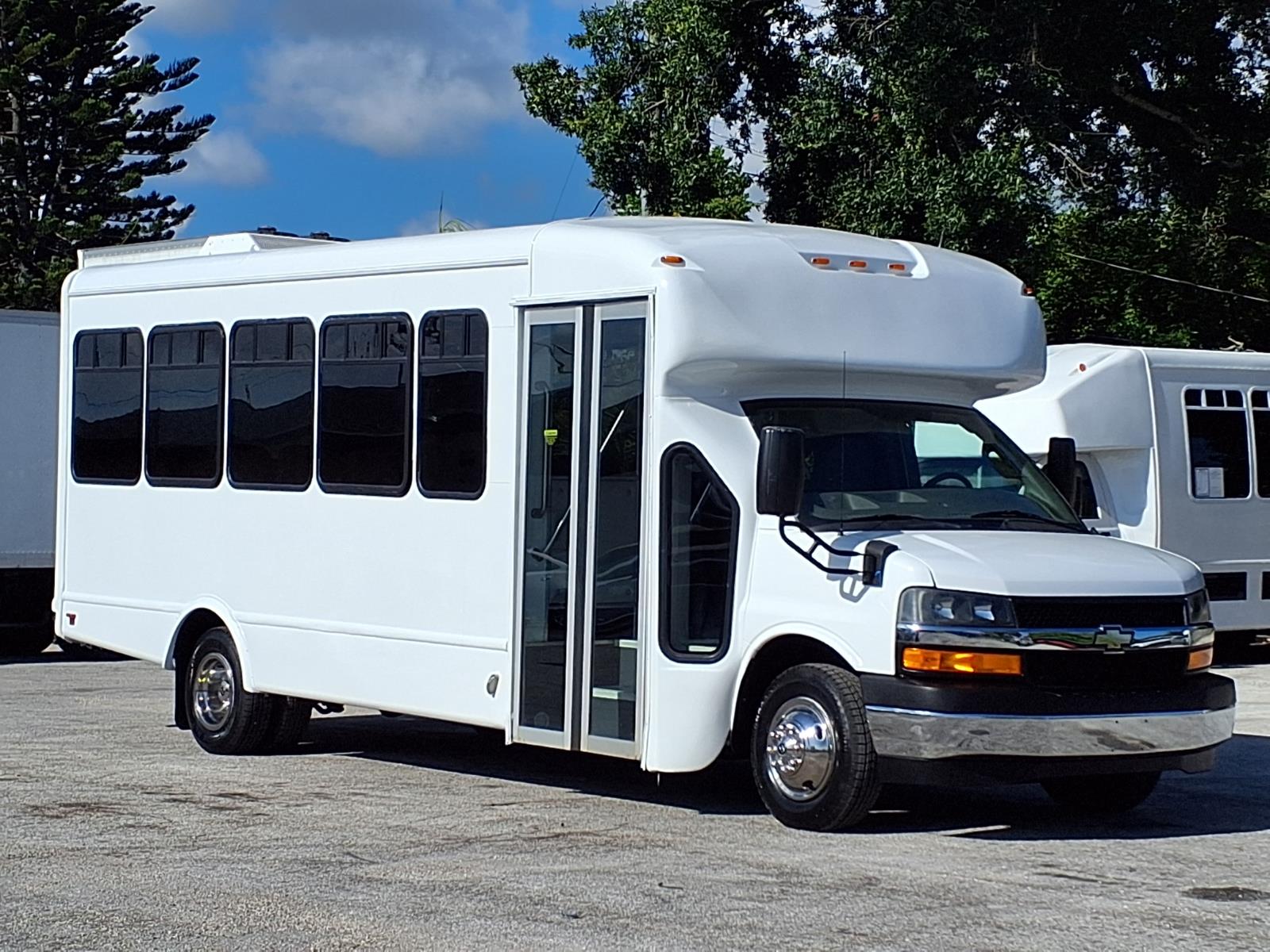 2022 Chevrolet Express 4500 26 Passenger Shuttle Bus