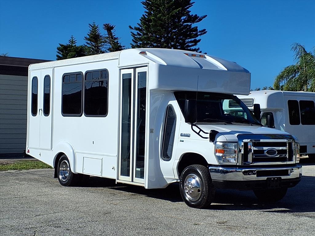 2016 Ford E350 11 +2 Passenger Shuttle Bus w/Wheelchair