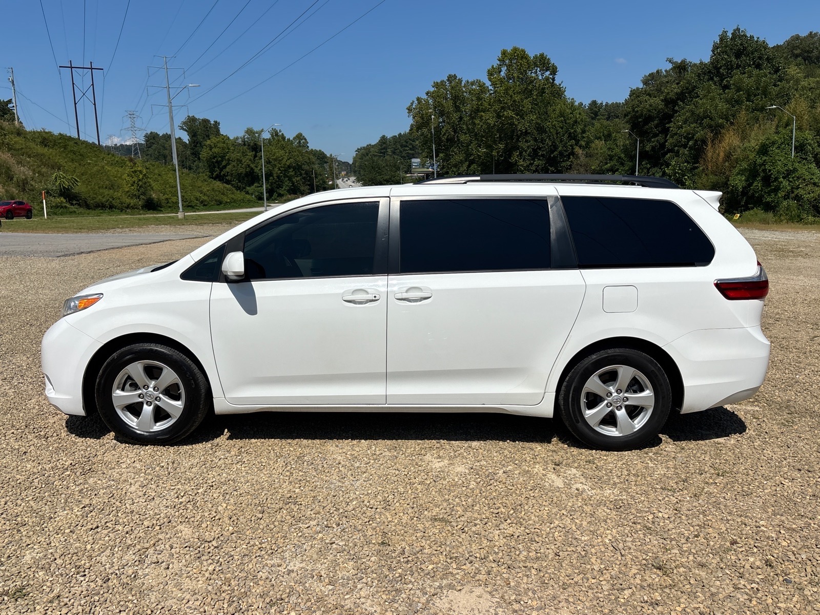 2017 Toyota Sienna LE - Photo 12