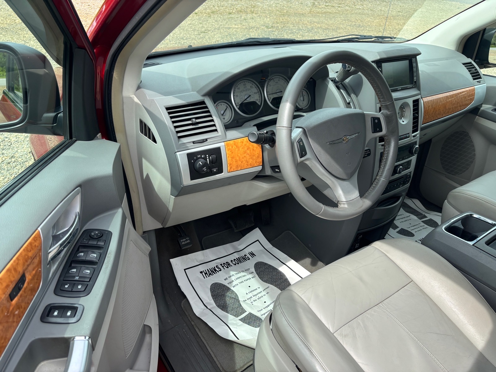 2010 Chrysler Town & Country Limited - Photo 14