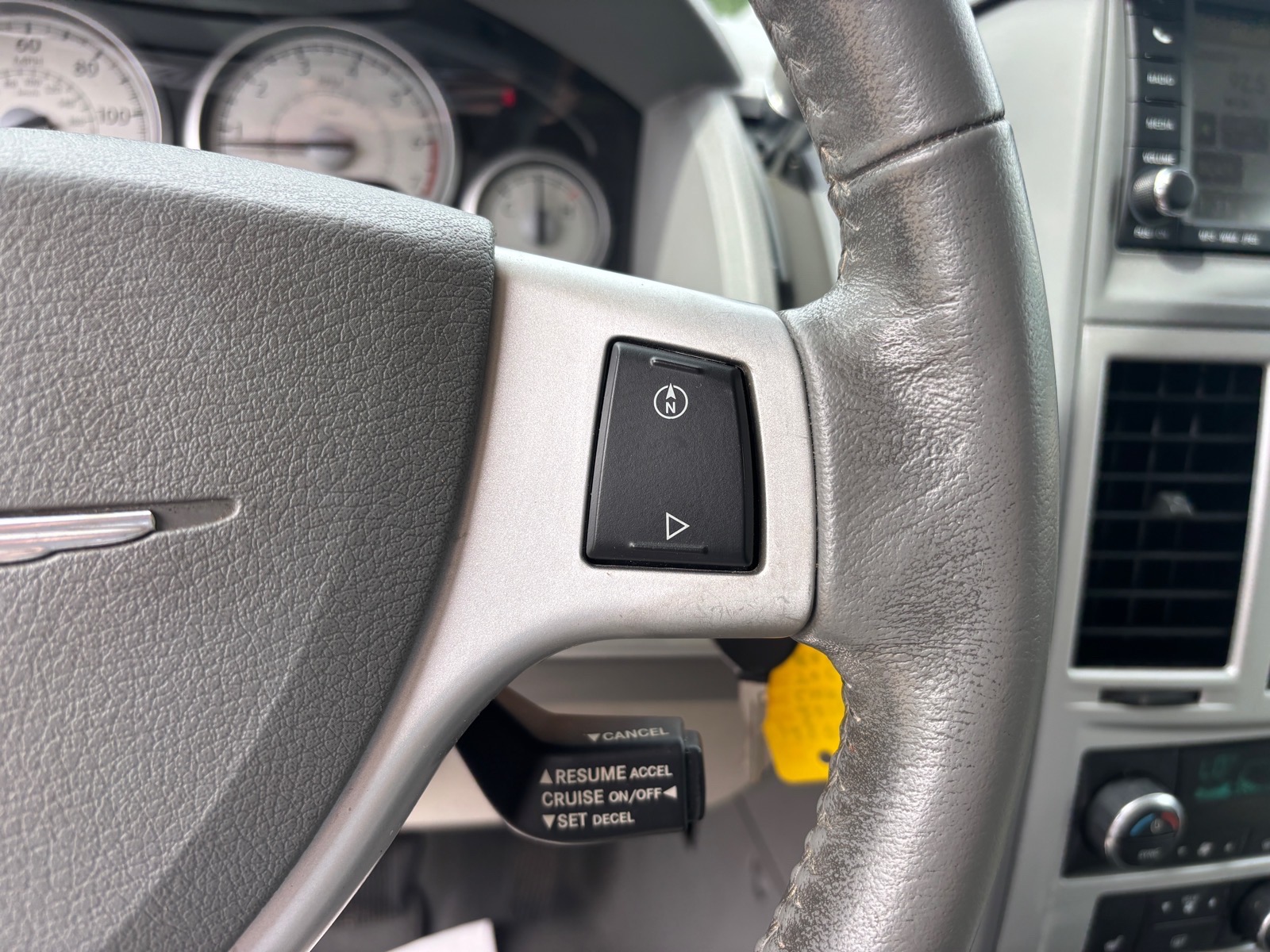 2010 Chrysler Town & Country Limited - Photo 16