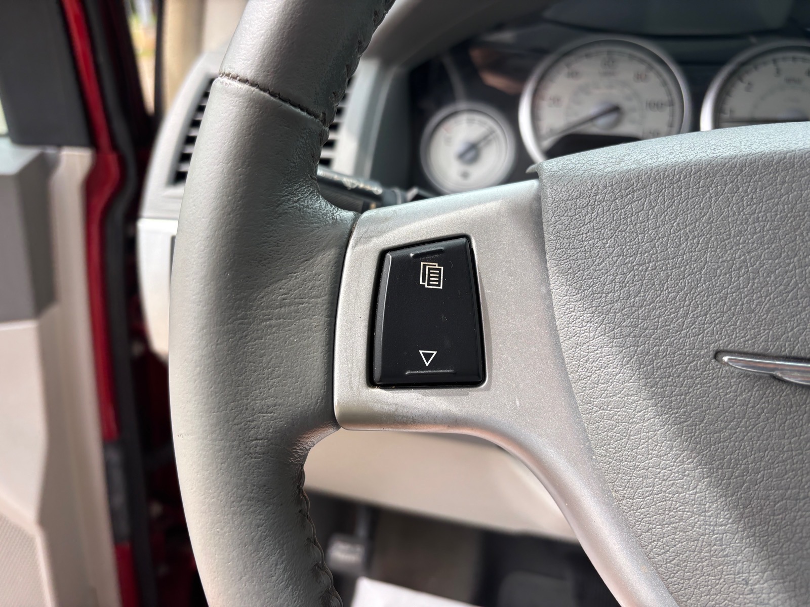 2010 Chrysler Town & Country Limited - Photo 17