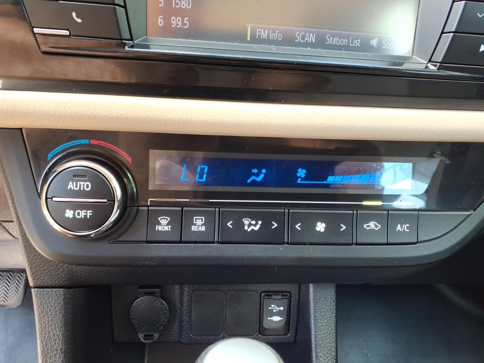 2014 Toyota Corolla LE - Photo 18