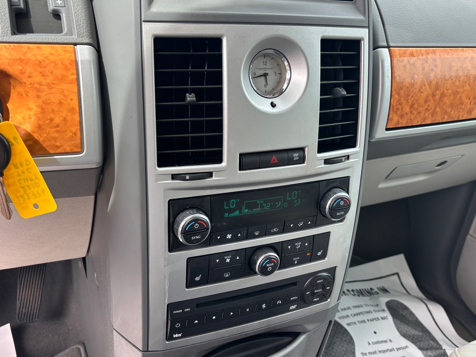 2010 Chrysler Town & Country Limited - Photo 20