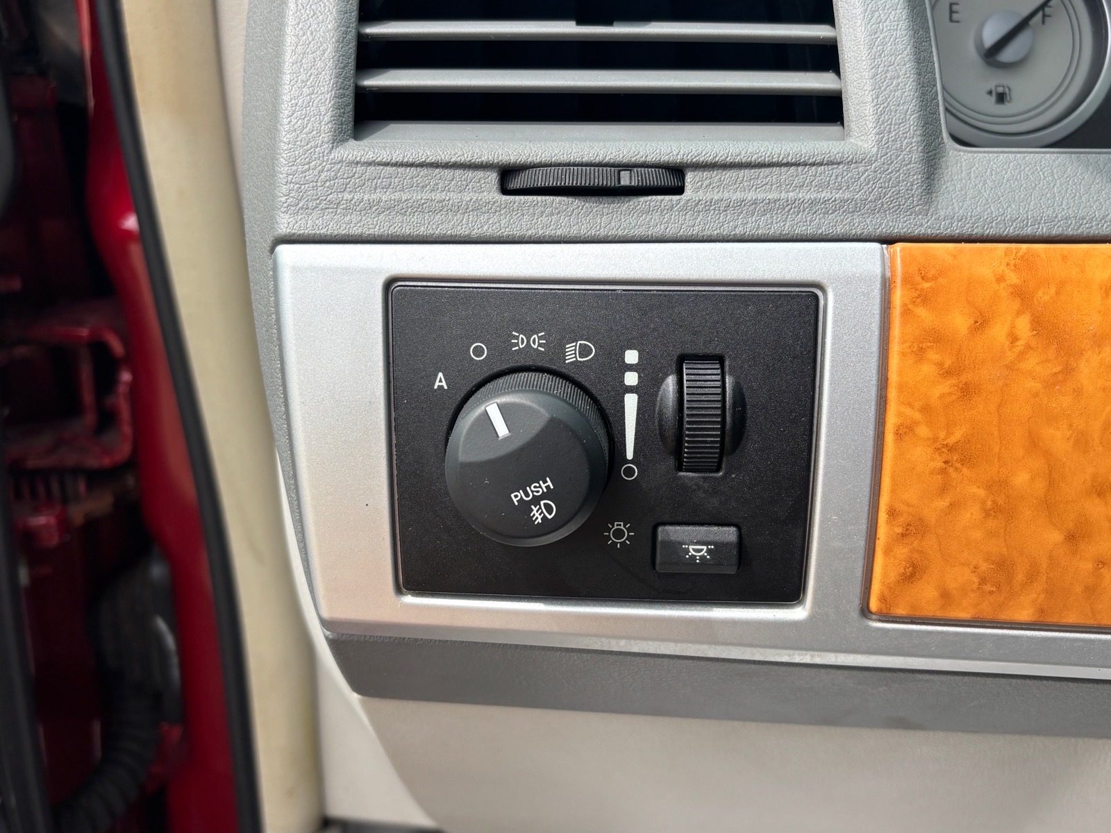 2010 Chrysler Town & Country Limited - Photo 23