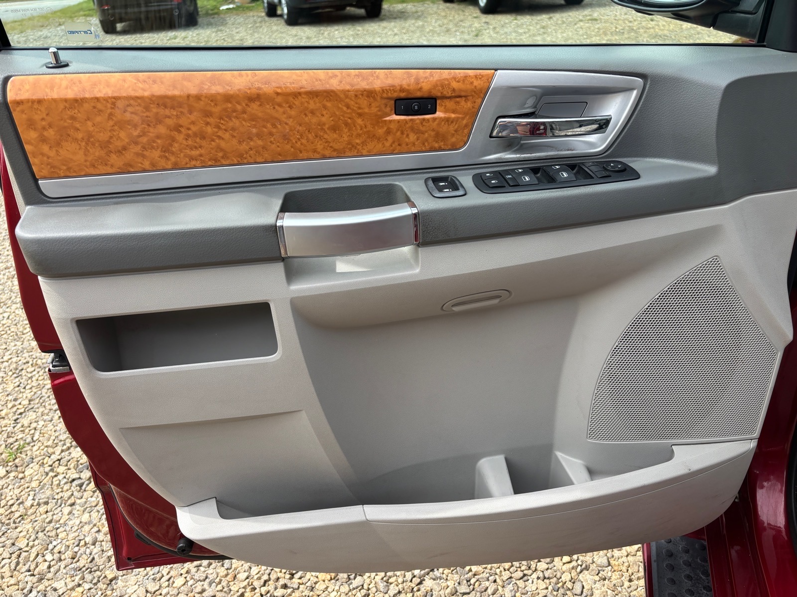 2010 Chrysler Town & Country Limited - Photo 24