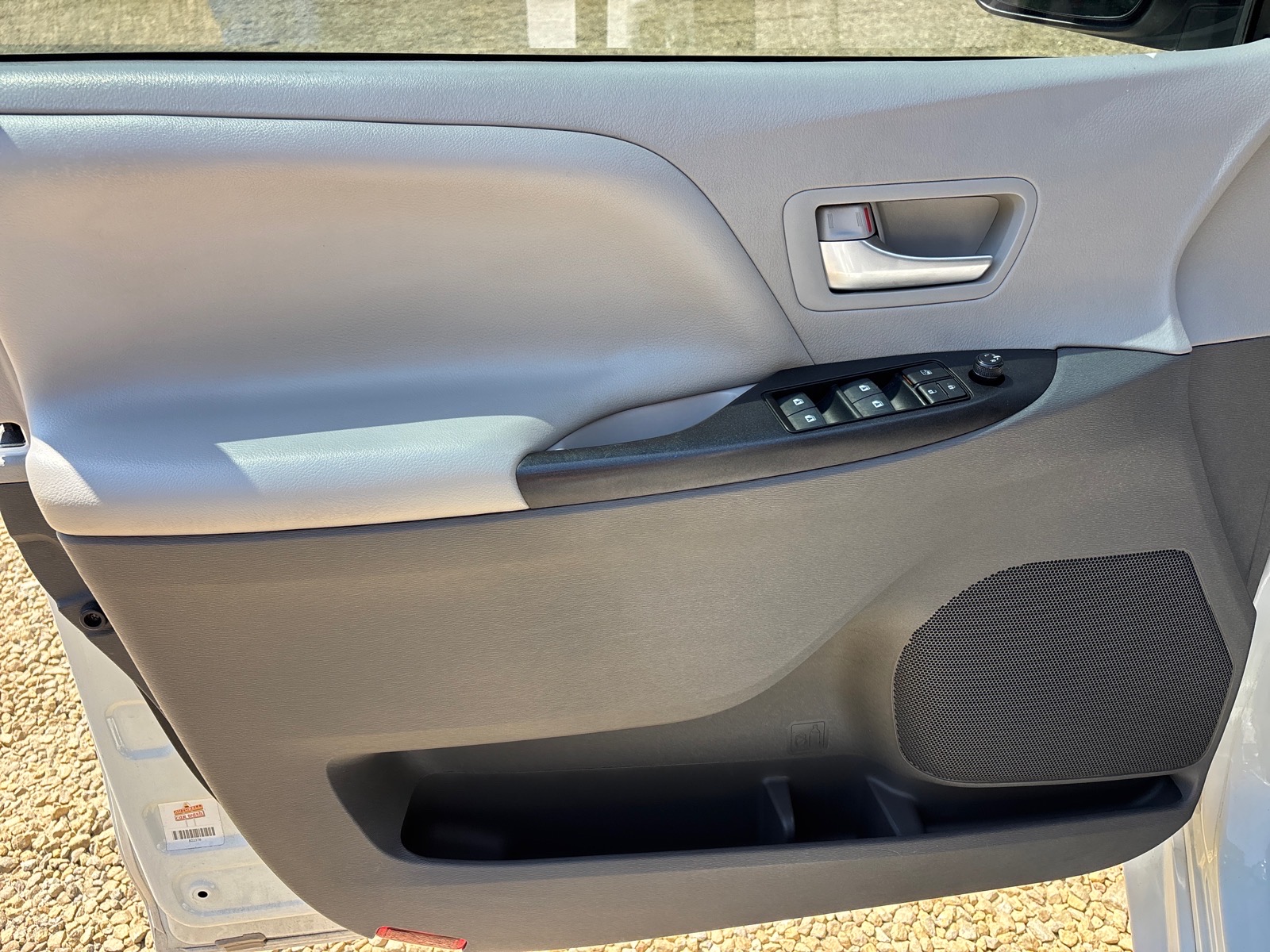 2017 Toyota Sienna LE - Photo 24