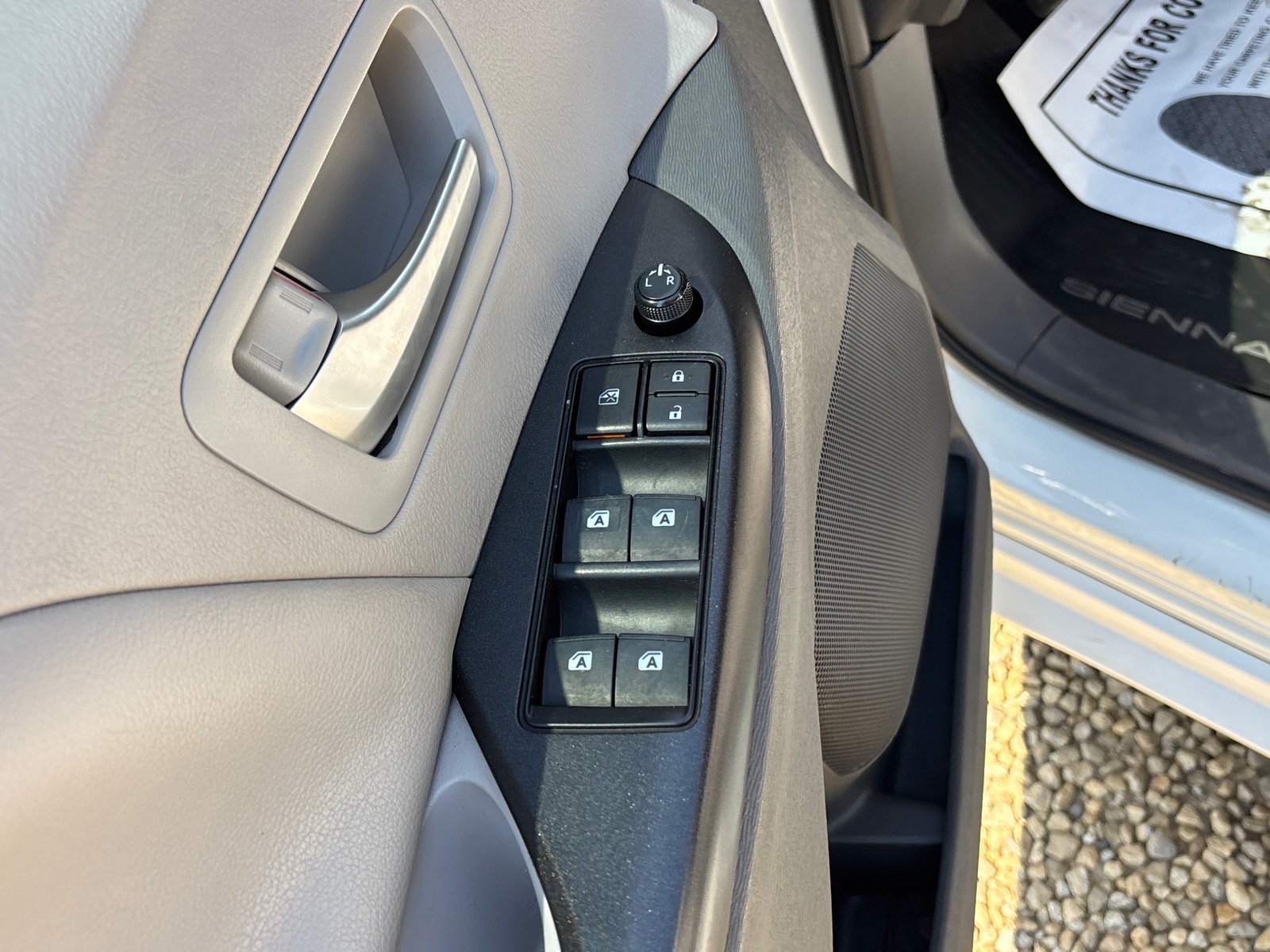 2017 Toyota Sienna LE - Photo 25