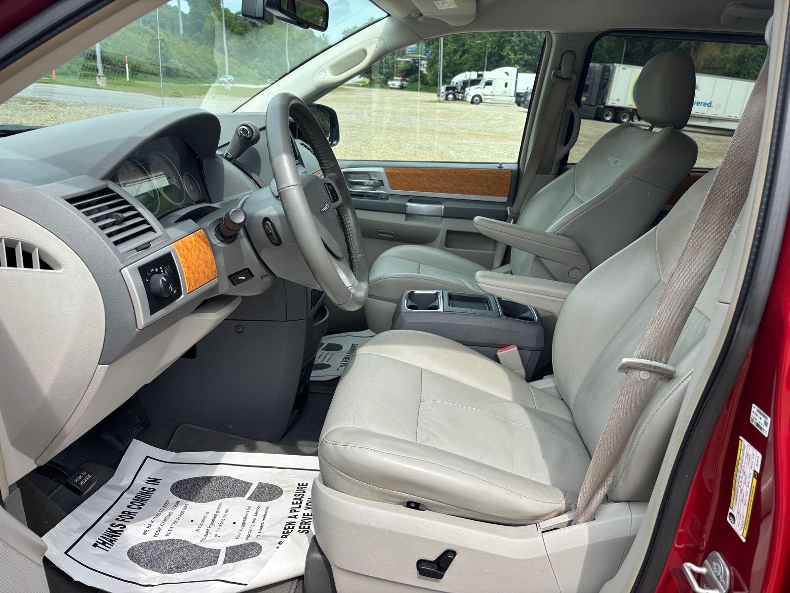 2010 Chrysler Town & Country Limited - Photo 26