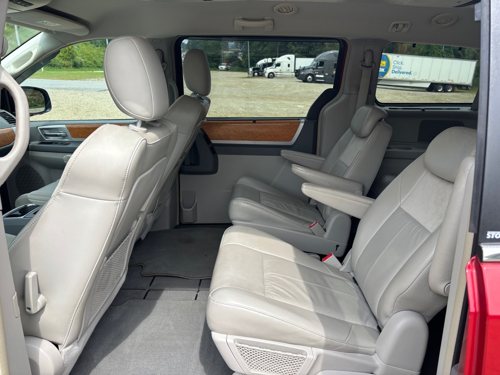 2010 Chrysler Town & Country Limited - Photo 27