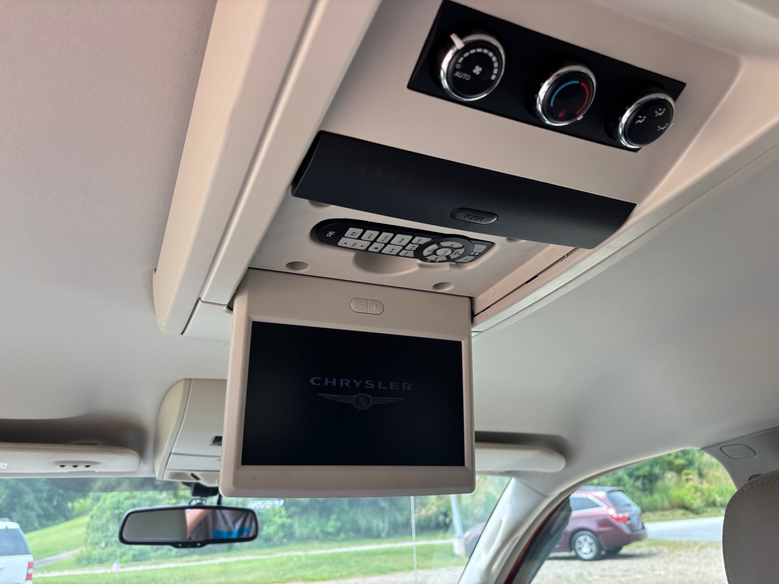 2010 Chrysler Town & Country Limited - Photo 29
