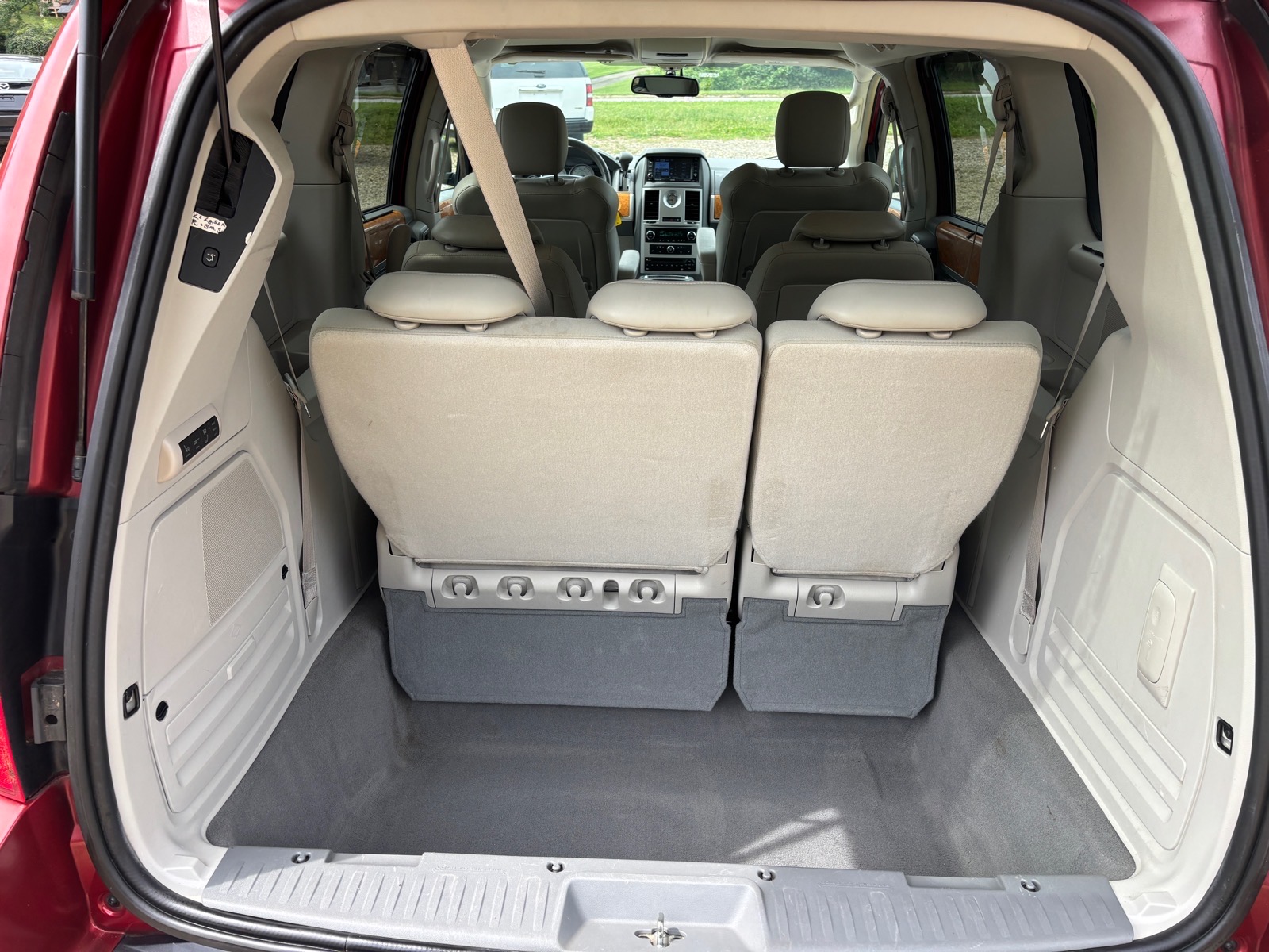 2010 Chrysler Town & Country Limited - Photo 30