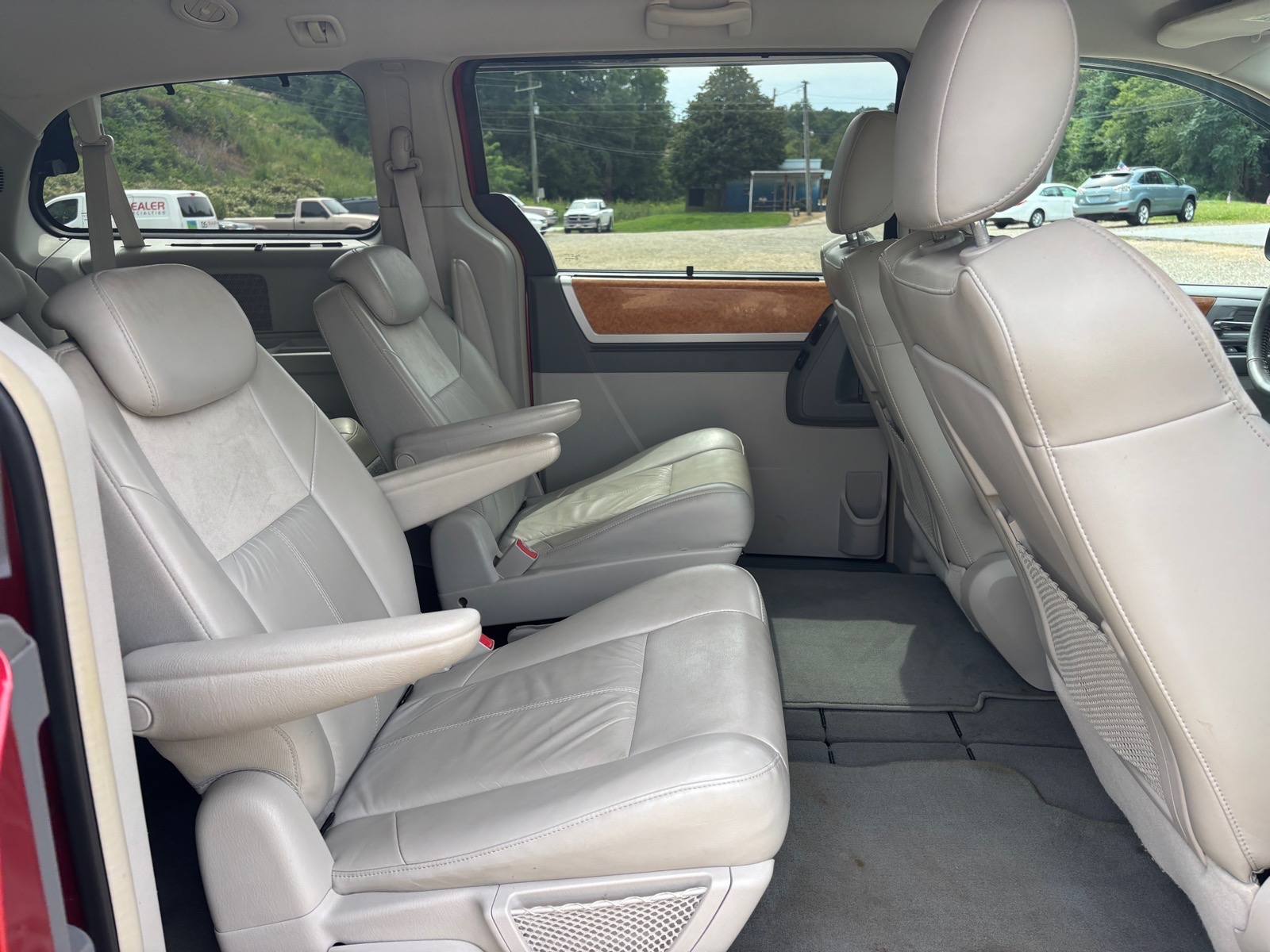 2010 Chrysler Town & Country Limited - Photo 32