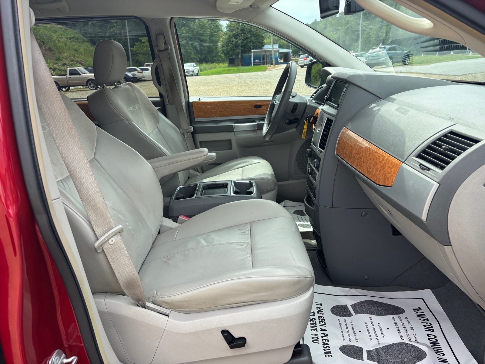 2010 Chrysler Town & Country Limited - Photo 33