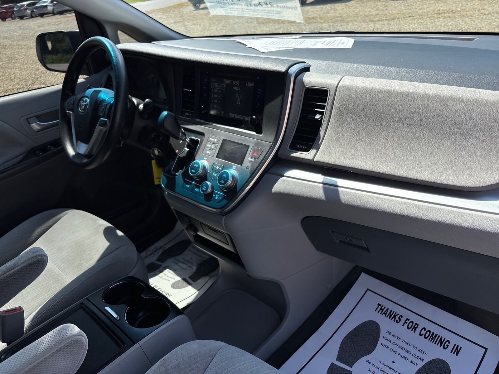 2017 Toyota Sienna LE - Photo 34