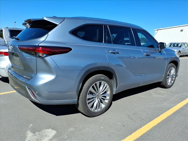 2022 Toyota Highlander Hybrid Platinum