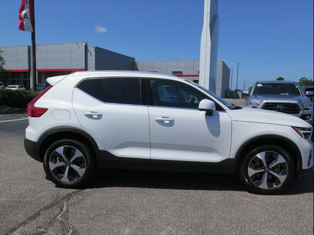 2023 Volvo XC40 B5 Plus Bright Theme
