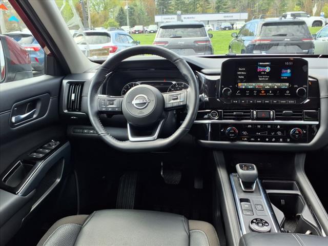 2024 Nissan Pathfinder SL