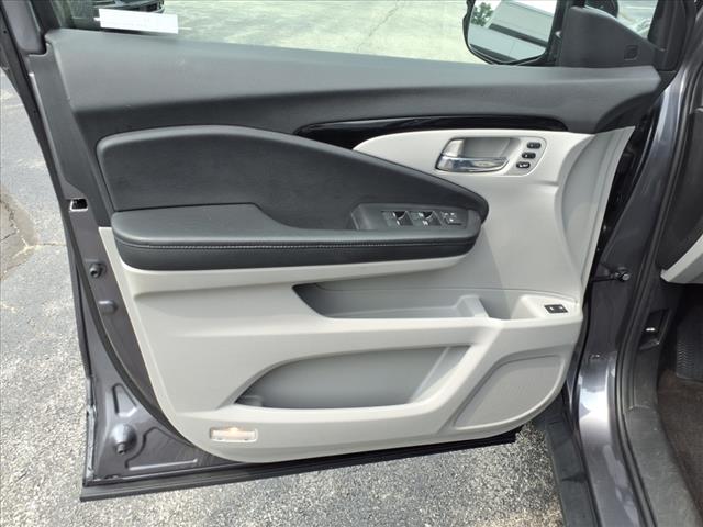 2021 Honda Pilot Touring w/Rear Captain's Chairs