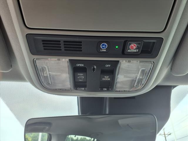 2021 Honda Pilot Touring w/Rear Captain's Chairs